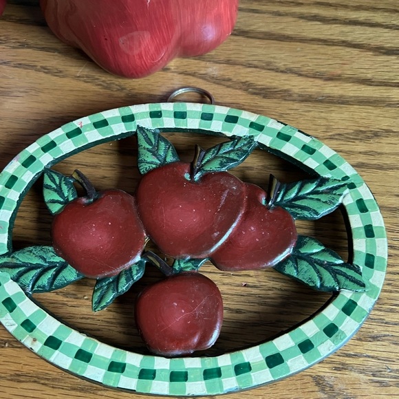 4 pc Apple Canisters and Apple Oval Trivets - Picture 4 of 6